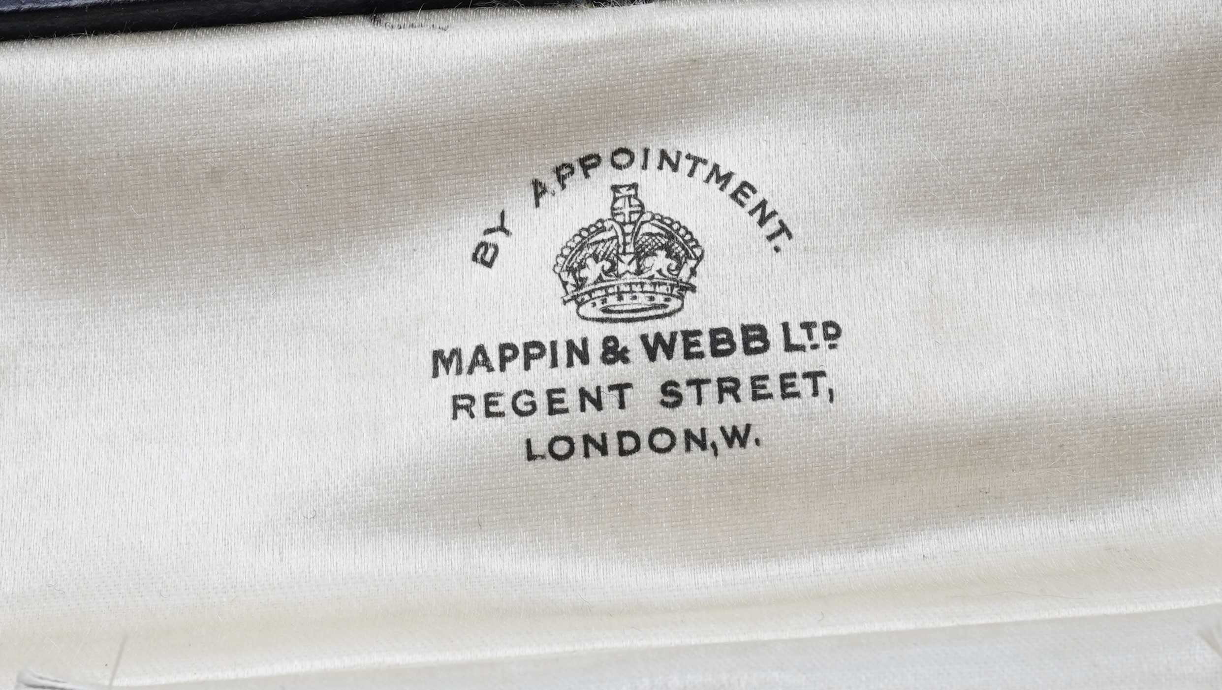 A set of 9ct gentleman's dress set cufflinks and button, retailed by Tessier